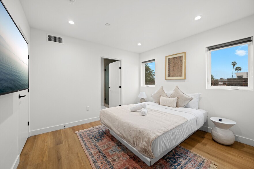 More Photos Of 833 N McCadden Pl, Los Angeles Apartments For Sale