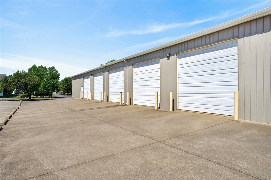 More Photos Of 141 Corporate Dr, Clarksville Flex For Lease