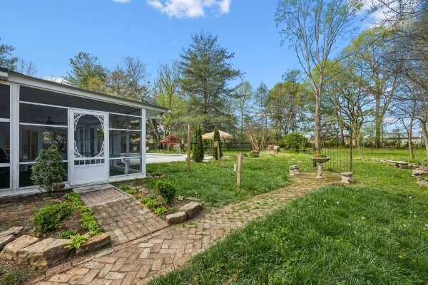 More Photos Of 728 S Spring St, Manchester Specialty For Sale