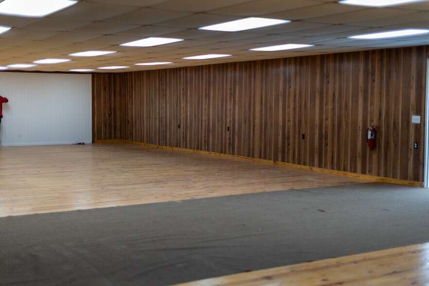 More Photos Of 1209 W Market St, Smithfield Industrial For Sale