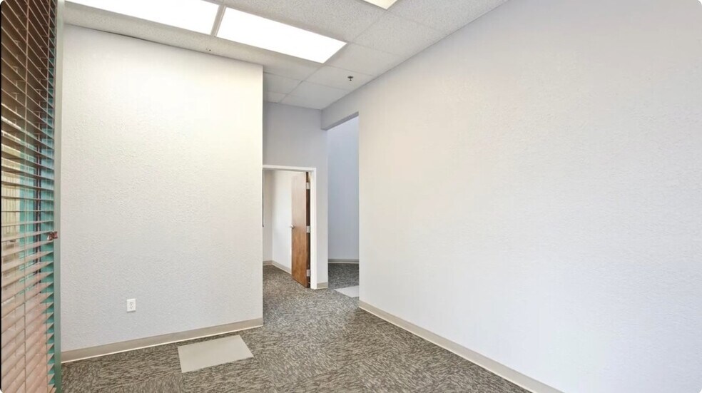 More Photos Of 6881 Kingspointe Pky, Orlando Flex For Lease