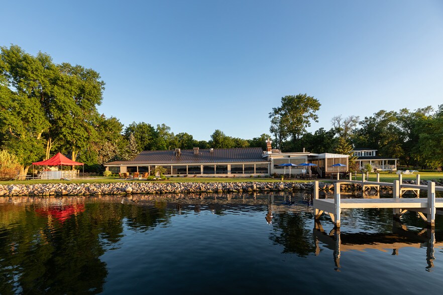 More Photos Of 380 S Lawson Dr, Green Lake Restaurant For Sale