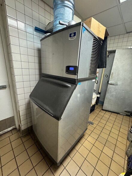 More Photos Of 50285 Mound Rd, Shelby Township Specialty For Sale