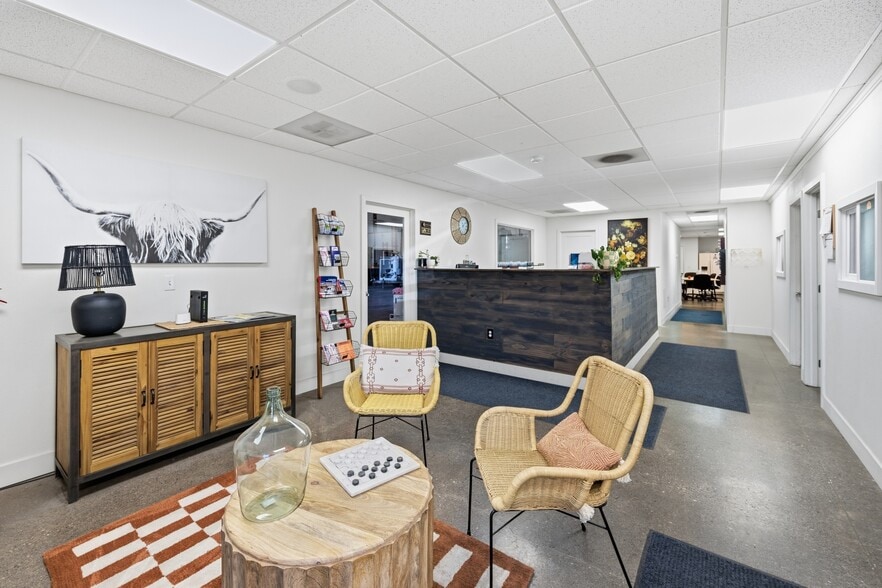 More Photos Of 335 SE Jackson St, Redmond Warehouse For Lease