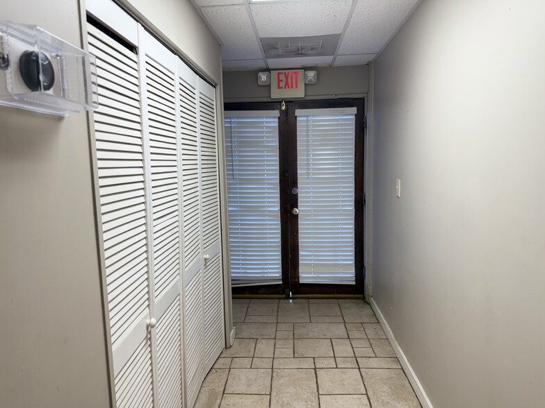 More Photos Of 923 Commercial St, Conyers Storefront For Sale