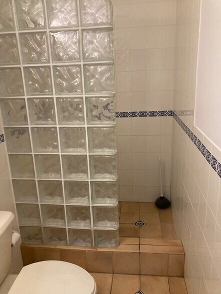 More Photos Of 4044 NE 5th Ter, Oakland Park Warehouse For Lease