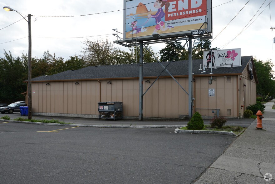 More Photos Of 15826 SE Division St, Portland Bar For Lease