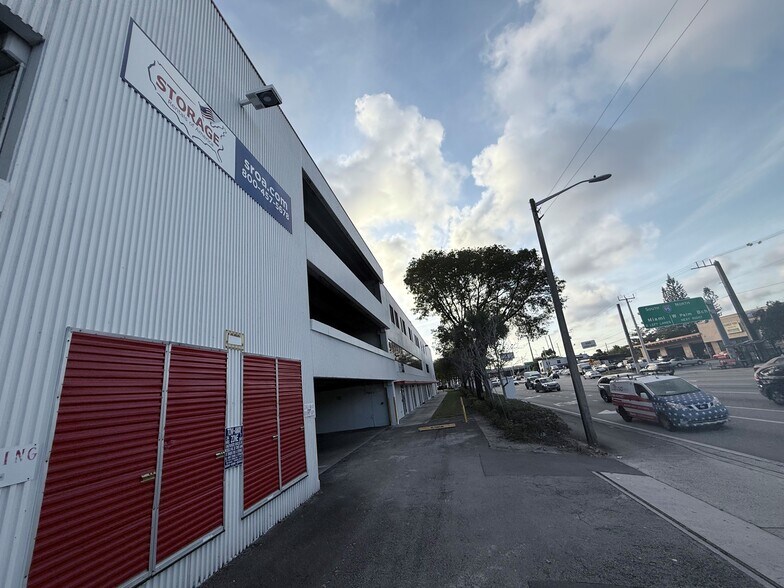 More Photos Of 1000 W Pembroke Rd, Hallandale Beach Self Storage For Lease