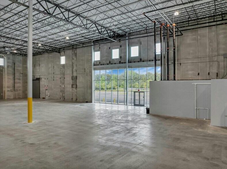 More Photos Of 645 National Blvd, Medford Distribution For Lease