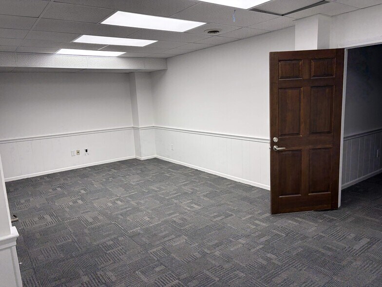 More Photos Of 326 N Wayne St, Piqua Office For Sale