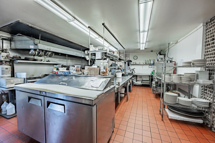 More Photos Of 310 Lake St, Wilson Hotel For Sale