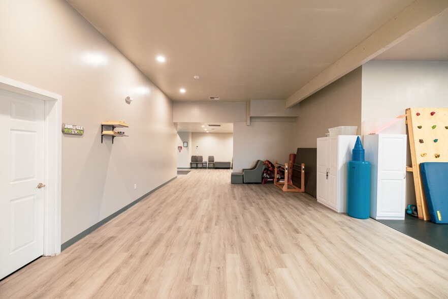 More Photos Of 400 W Rio Vista Ave, Burlington Storefront Retail Office For Sale