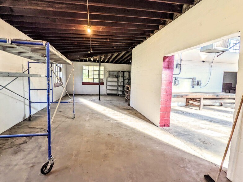 More Photos Of 2706 W 11th St, Little Rock Light Manufacturing For Sale