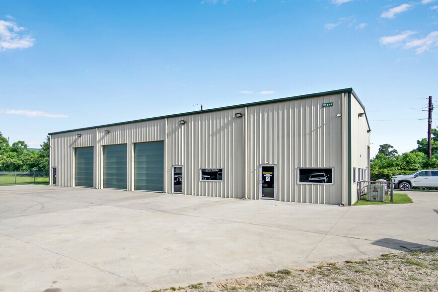 More Photos Of 21627 Rhodes Rd, Spring Warehouse For Lease