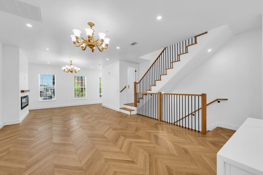 More Photos Of 329 SW 5th St, Bentonville Office For Sale