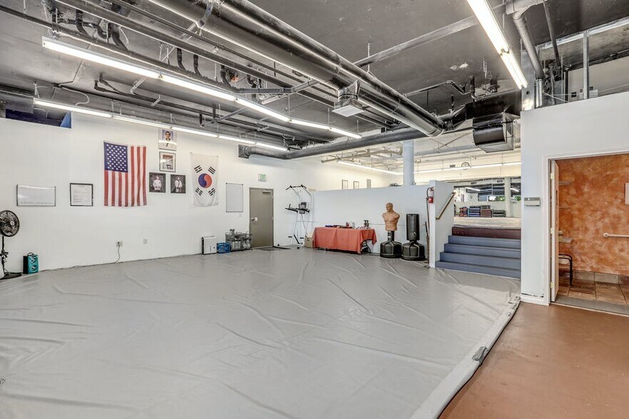 More Photos Of 5430 California Ave SW, Seattle Office For Sale