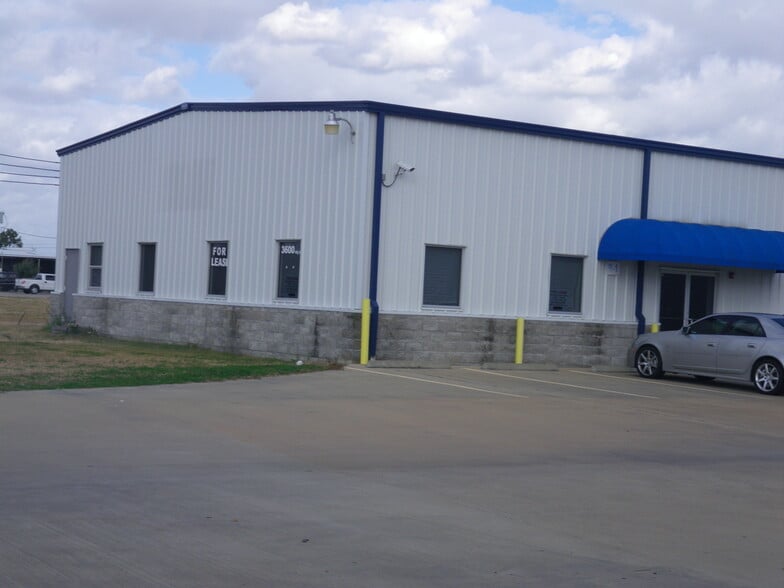 More Photos Of 5548 North Main St, Baytown Warehouse For Lease