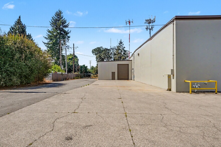 More Photos Of 3025 Kathryn Ave NE, Albany Warehouse For Lease