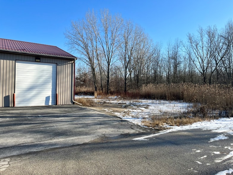 More Photos Of 2223 Woodale Ave, Howard Warehouse For Lease