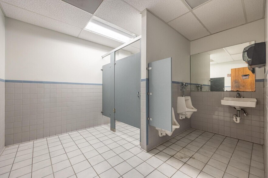 More Photos Of 2546-2578 Fowler St, Fort Myers Warehouse For Lease