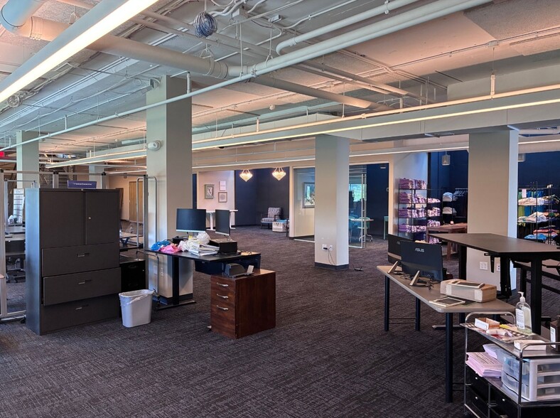 More Photos Of 1001 NW Barry Rd, Kansas City Office For Lease
