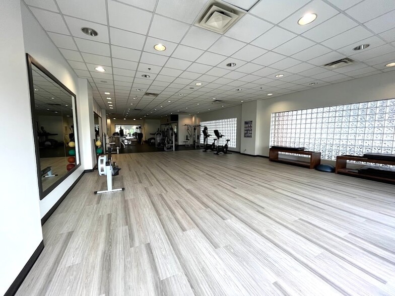 More Photos Of 4555 Kingsway, Burnaby Office For Lease