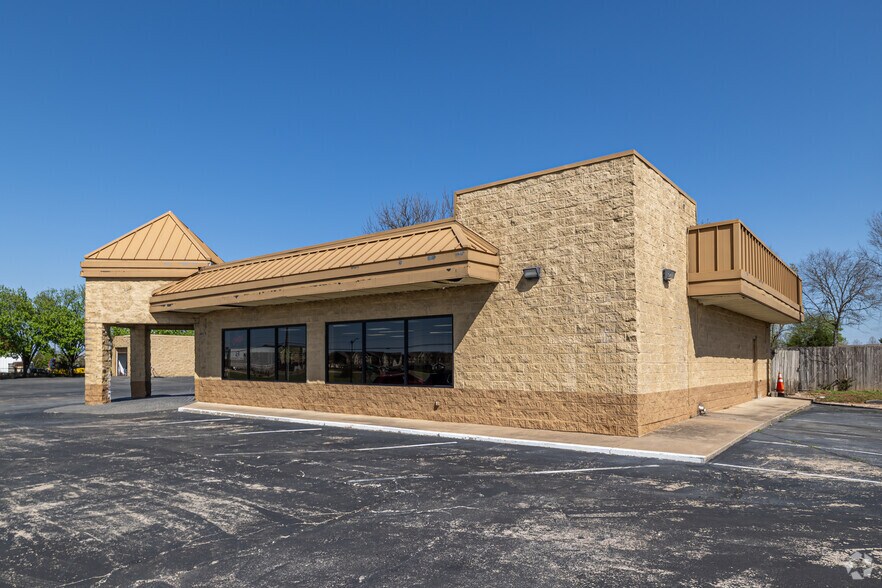 More Photos Of 200 SW Regional Airport Blvd, Bentonville Freestanding For Sale