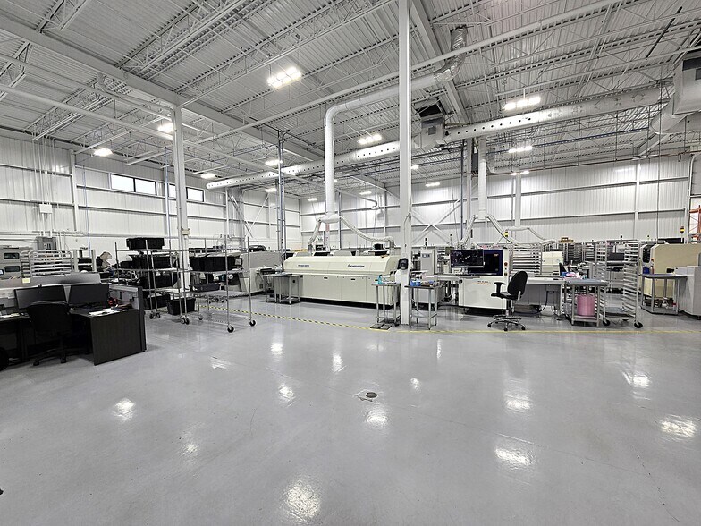 More Photos Of 2222 Boul Dagenais O, Laval Light Distribution For Sale