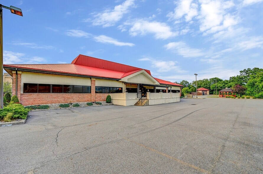 More Photos Of 20 Montage Mountain Rd, Moosic Restaurant For Lease