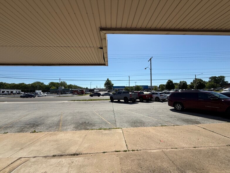 More Photos Of 1327 S Glenstone Ave, Springfield General Retail For Lease
