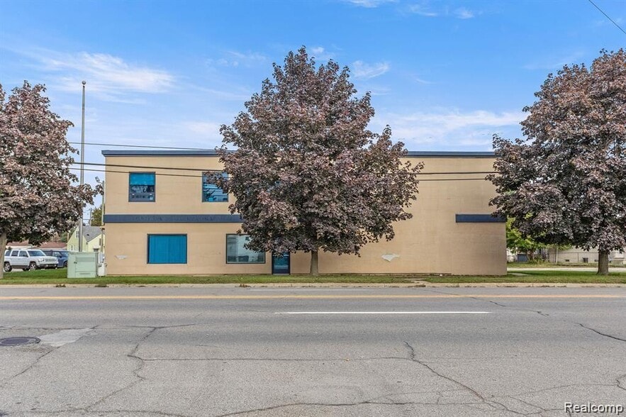More Photos Of 3020 Oakwood Blvd, Melvindale Office For Sale