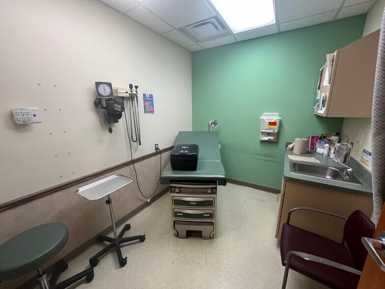 More Photos Of 60 E Warren Ave, Detroit Medical For Lease