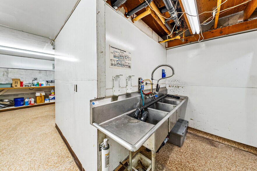 More Photos Of 21823 Highway 62, Shady Cove Storefront For Lease