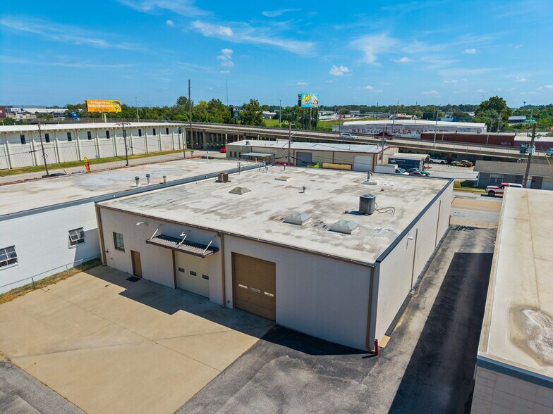 More Photos Of 311 N Waverly Ave, Springfield Warehouse For Lease