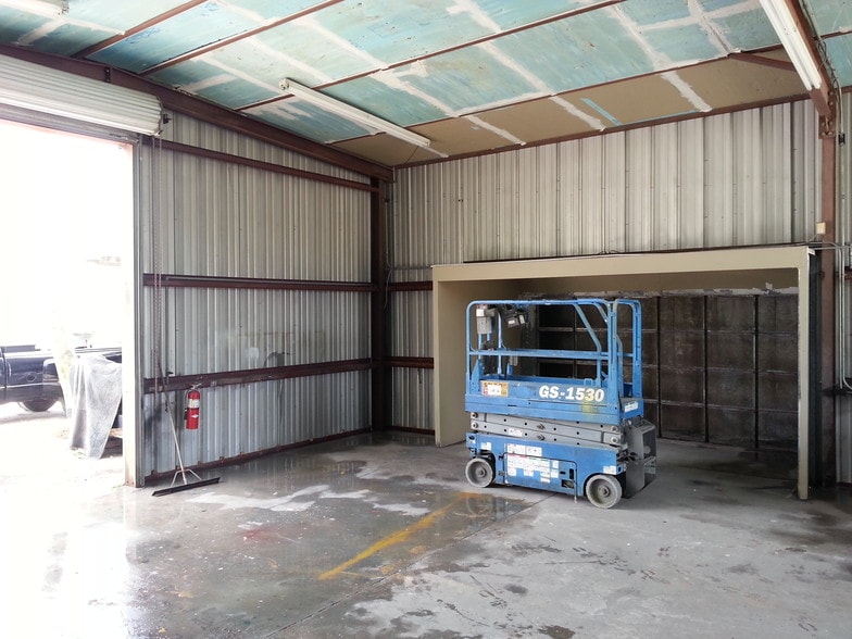 More Photos Of 7812 Symmes Rd, Gibsonton Service For Lease