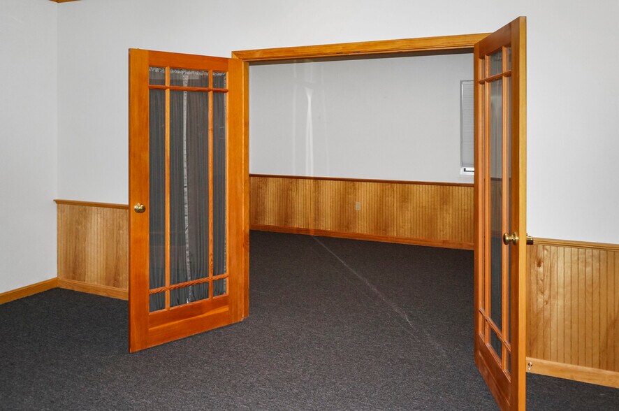 More Photos Of 20 S Anguilla Rd, Pawcatuck Office For Sale