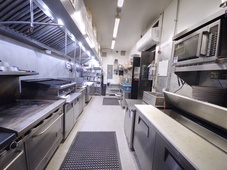 More Photos Of 114 E 5th St, Wahoo Bar For Sale