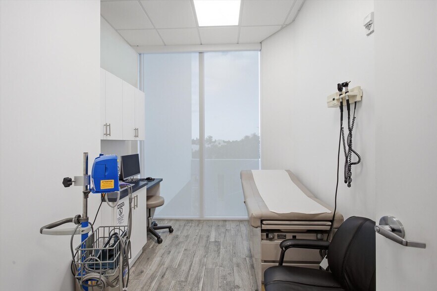 More Photos Of 10450 NW 33rd St, Doral Office For Sale