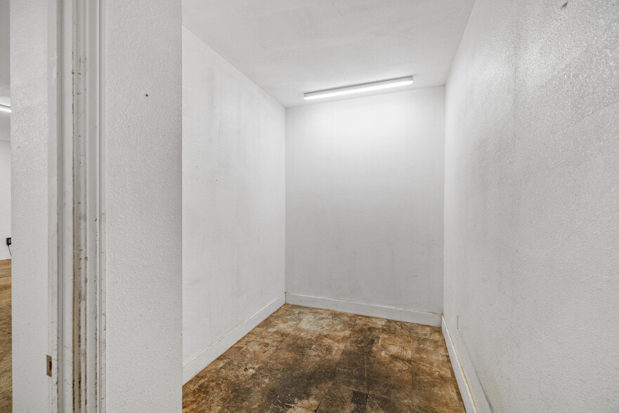 More Photos Of 840 N Cloverdale Blvd, Cloverdale Convenience Store For Sale