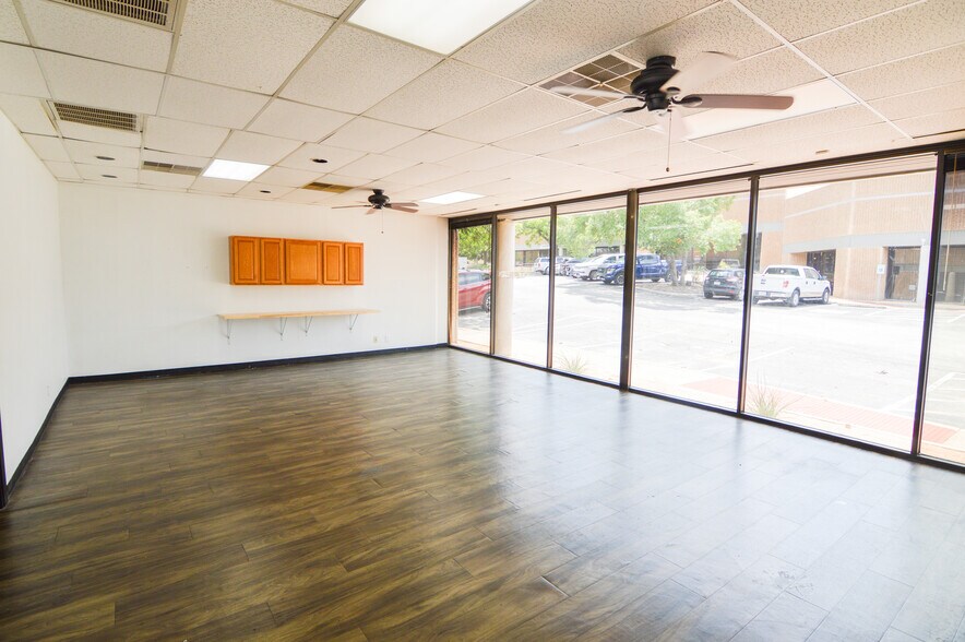 More Photos Of 403 E Ramsey Rd, San Antonio Research And Development For Lease