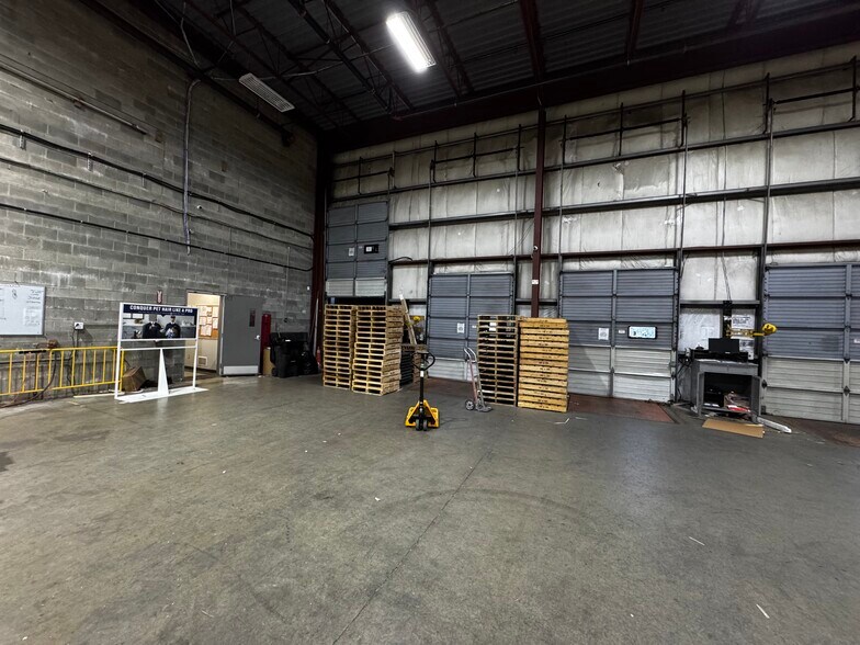 More Photos Of 8000-8010 Winston St, Burnaby Distribution For Lease