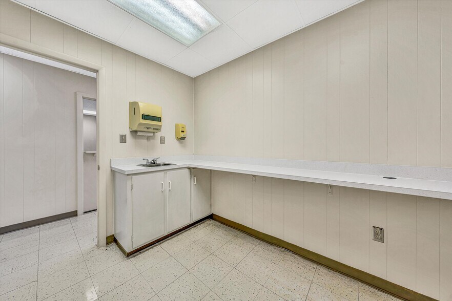 More Photos Of 1930 Braeburn Dr, Salem Medical For Sale