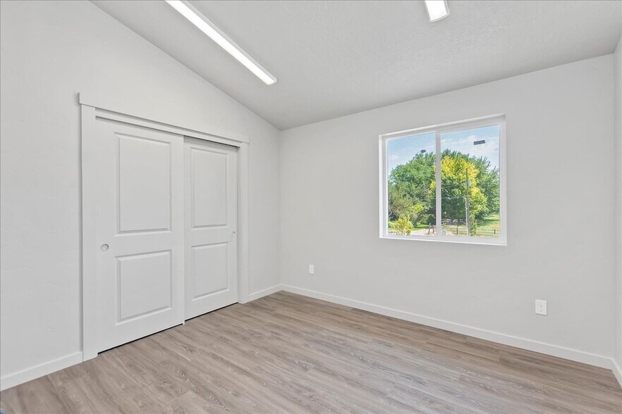 More Photos Of 225 N Happy Valley Rd, Nampa Warehouse For Lease