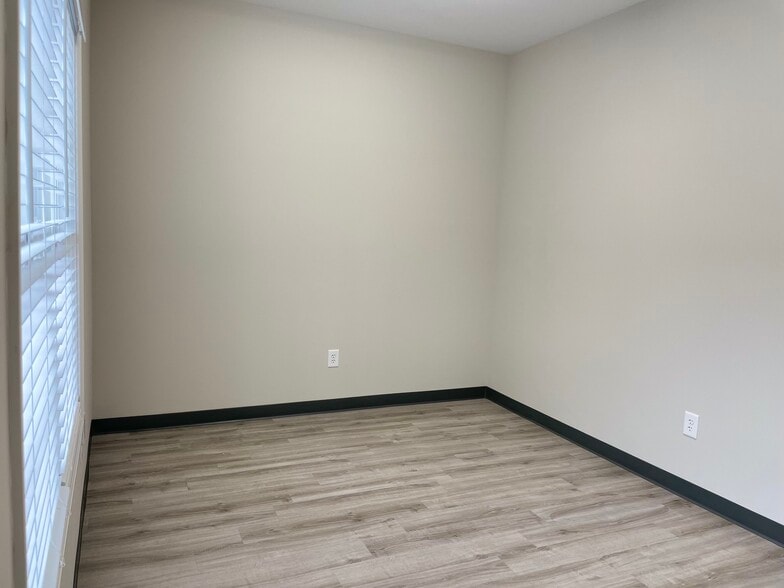 More Photos Of 247 River Park North Dr, Woodstock Medical For Sale