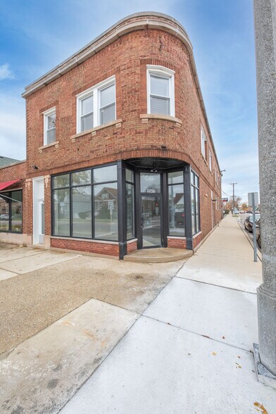 More Photos Of 1547 S Oak Park Ave, Berwyn Storefront Retail Residential For Lease
