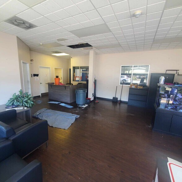 More Photos Of 139 W Jericho Tpke, Huntington Station Auto Repair For Lease