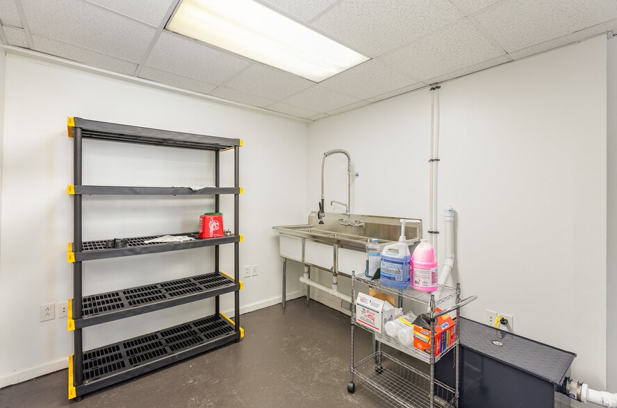 More Photos Of 32 Main St, Scottsville Storefront For Sale