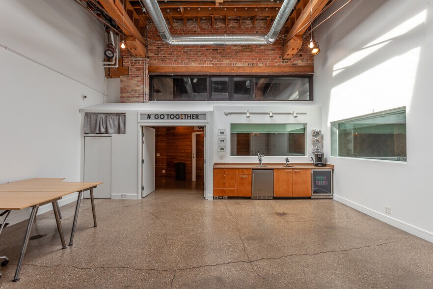 More Photos Of 2425 W 14th St, Chicago Loft Creative Space For Lease