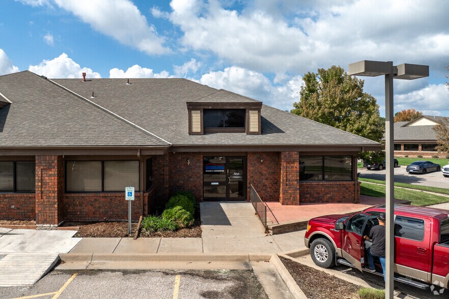 More Photos Of 7570 W 21st St N, Wichita Medical For Lease