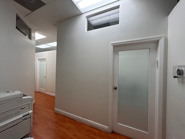 More Photos Of 19300 W Dixie Hwy, Miami Office For Lease
